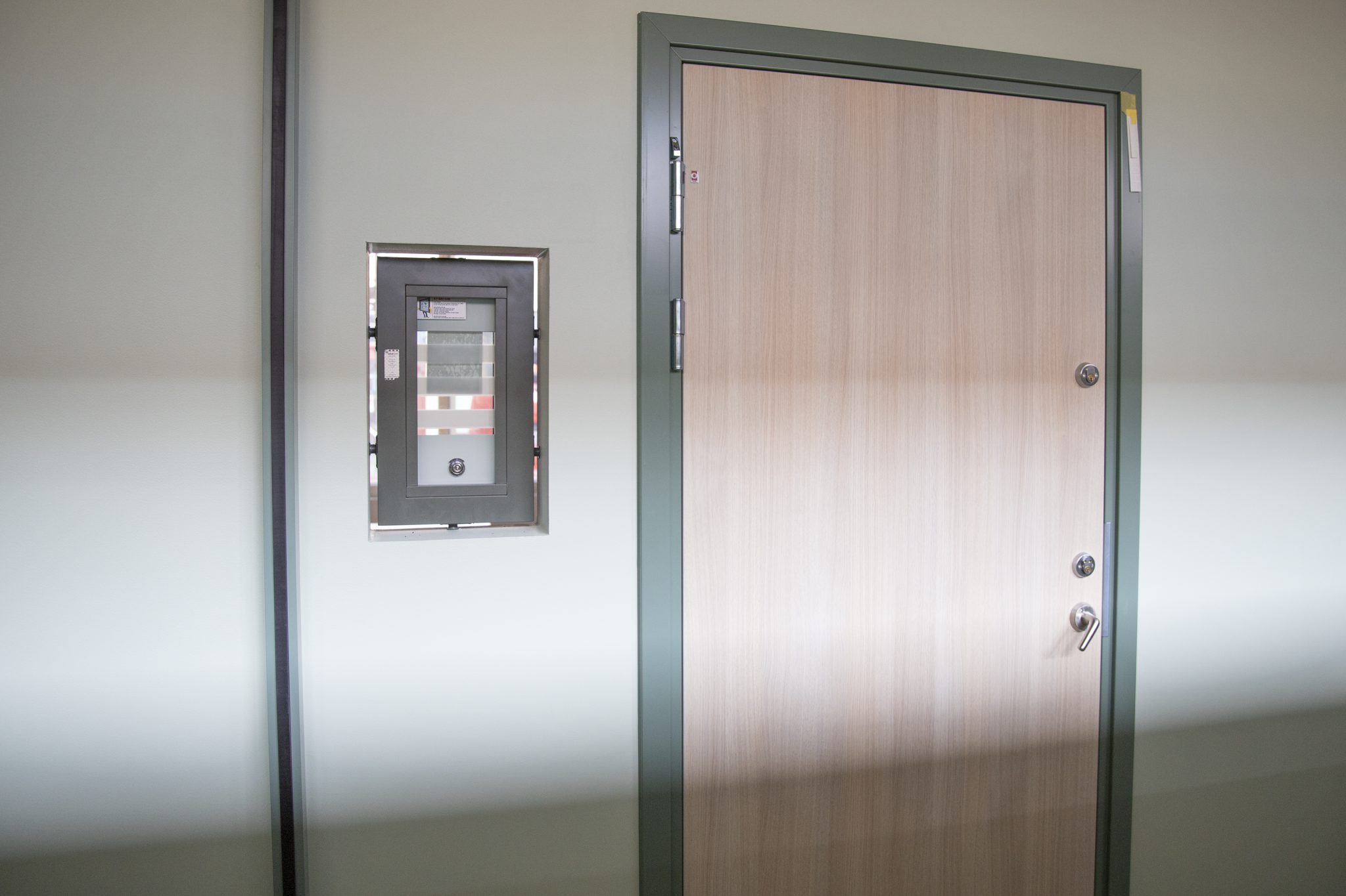 En dør med glassvindu