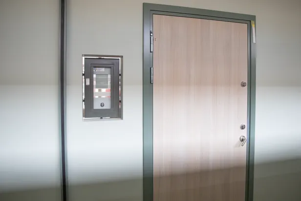 En dør med glassvindu