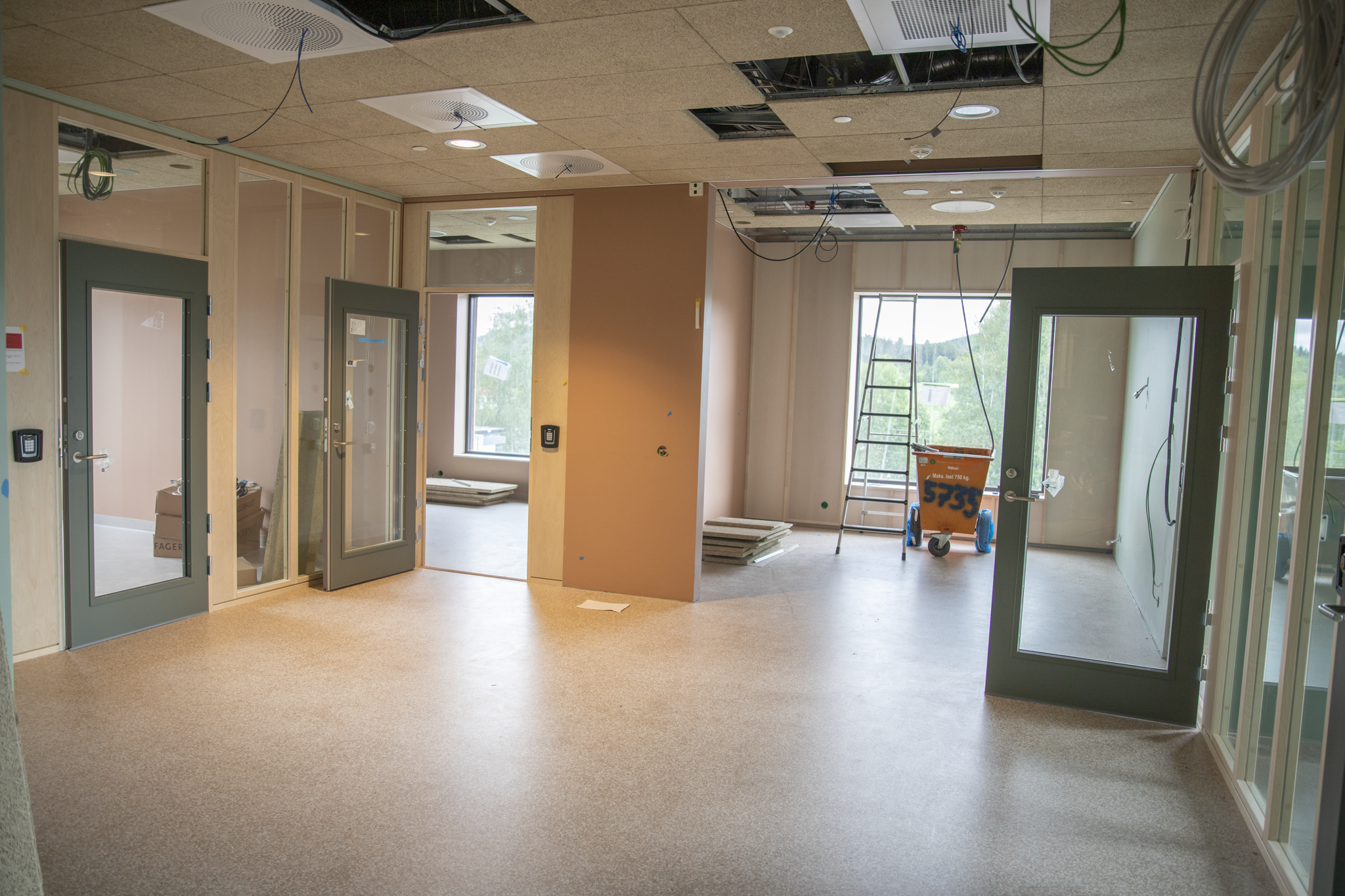 Et rom med noen få dører