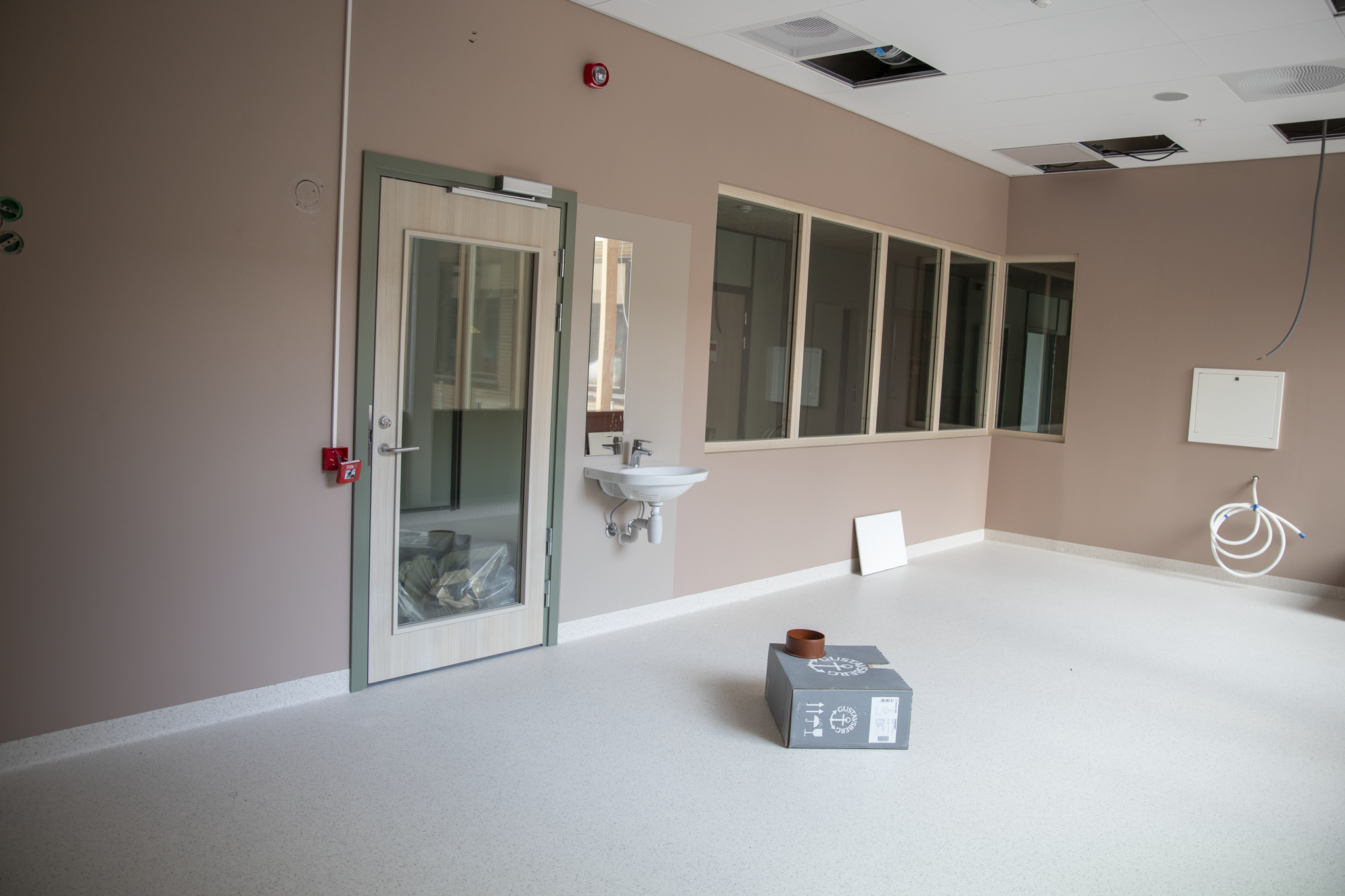 Et bad med vask og speil