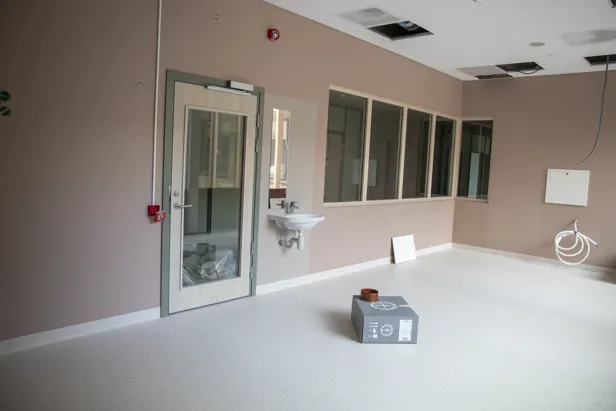 Et bad med vask og speil