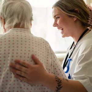 En lege som undersøker en pasient