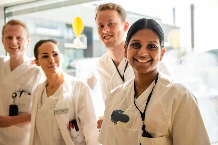 En gruppe mennesker i hvite sykehusklær