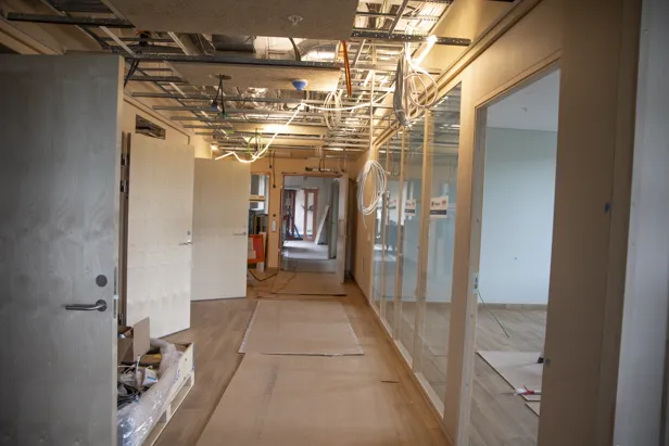 En gang med dører og vinduer