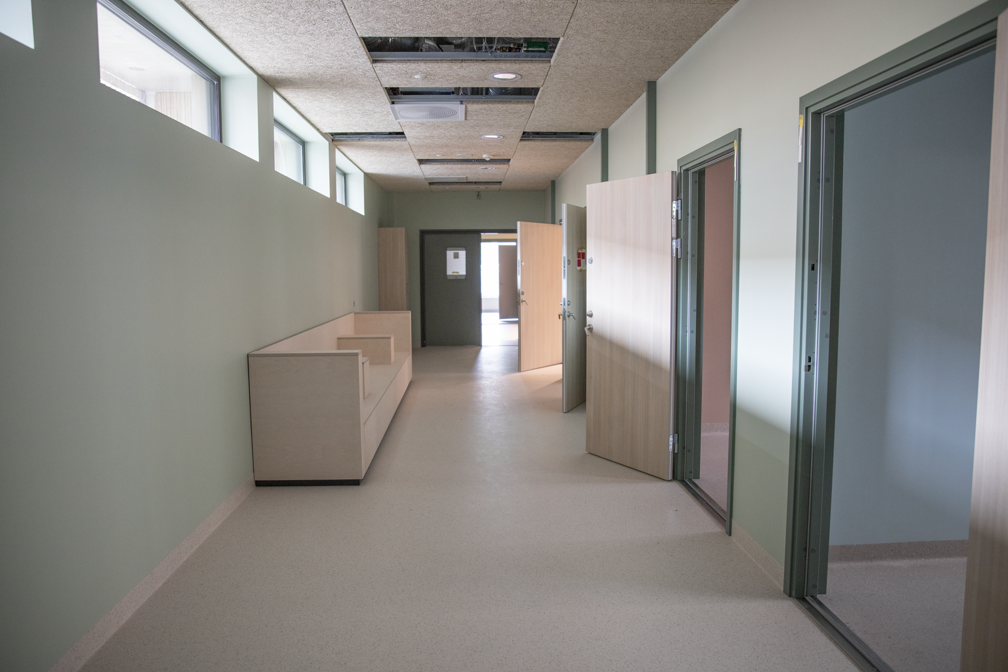 En lang gang med dører