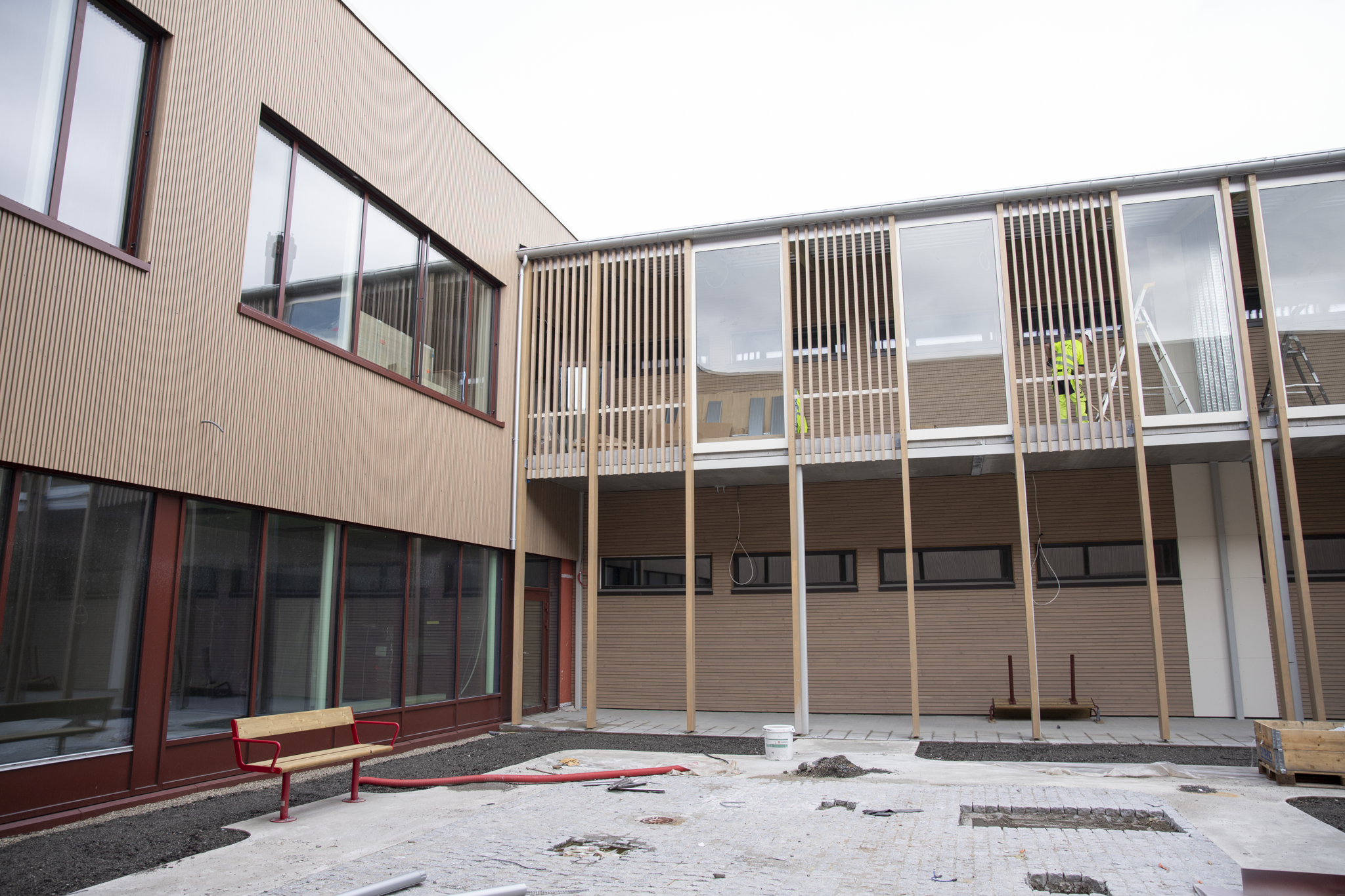 En bygning med en benk foran