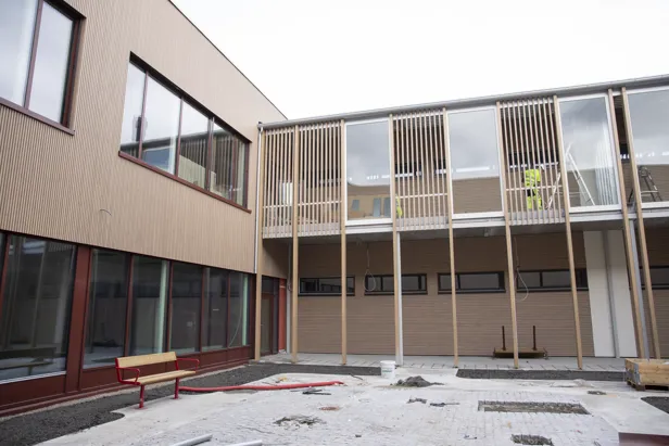 En bygning med en benk foran