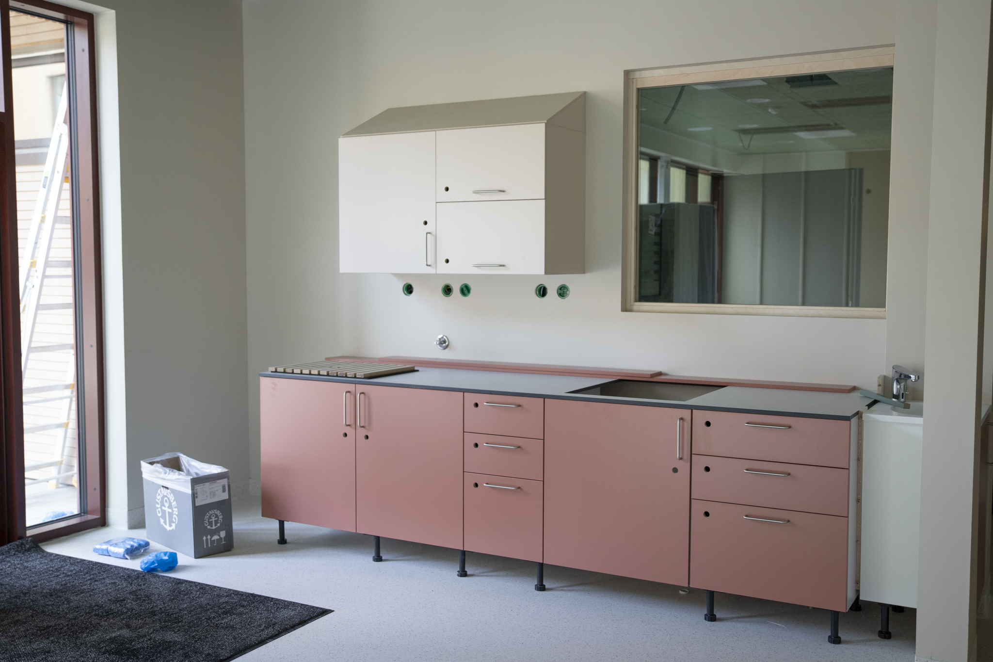 Et rom med rosa skap