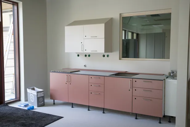 Et rom med rosa skap