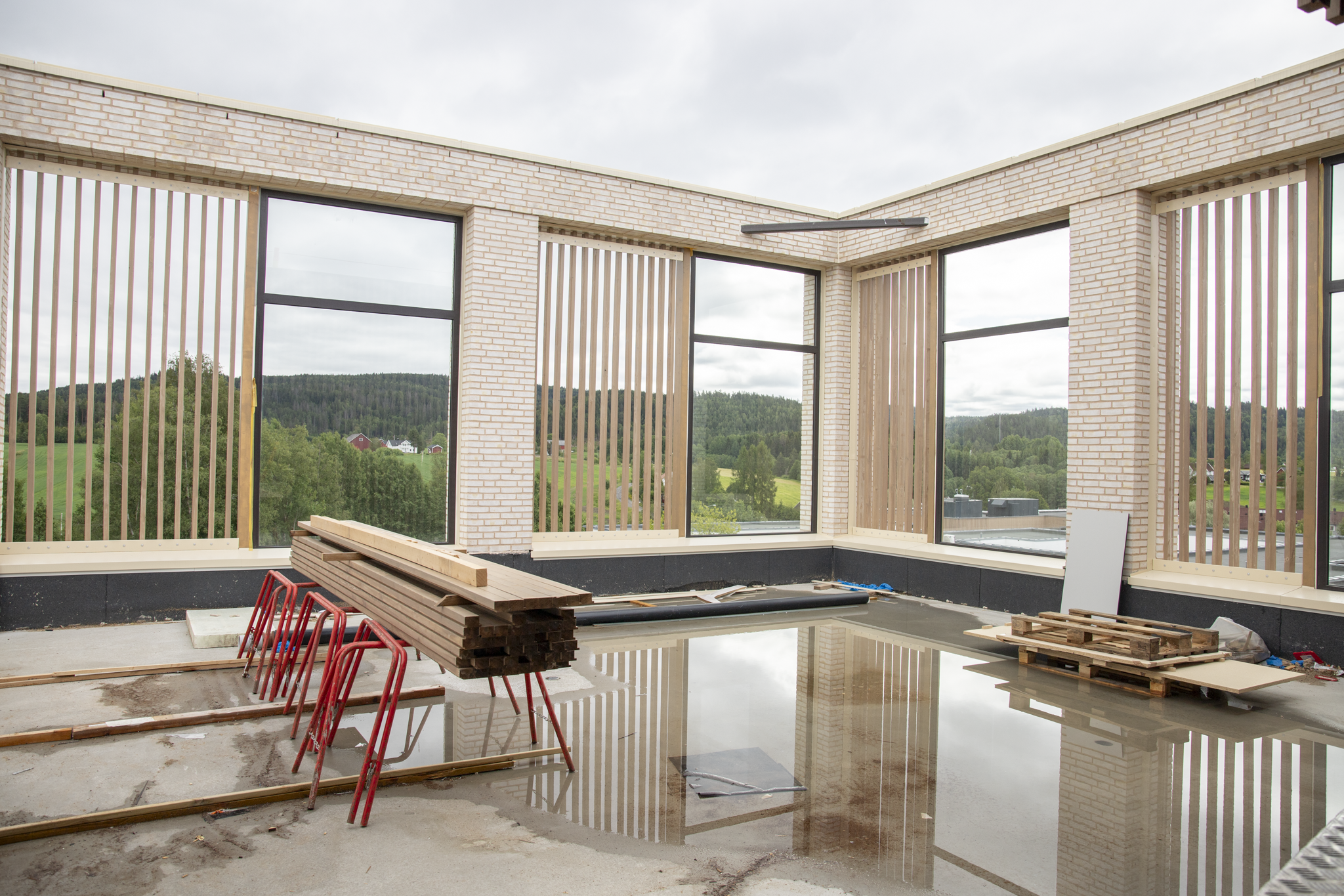 Et stort rom med basseng og stoler