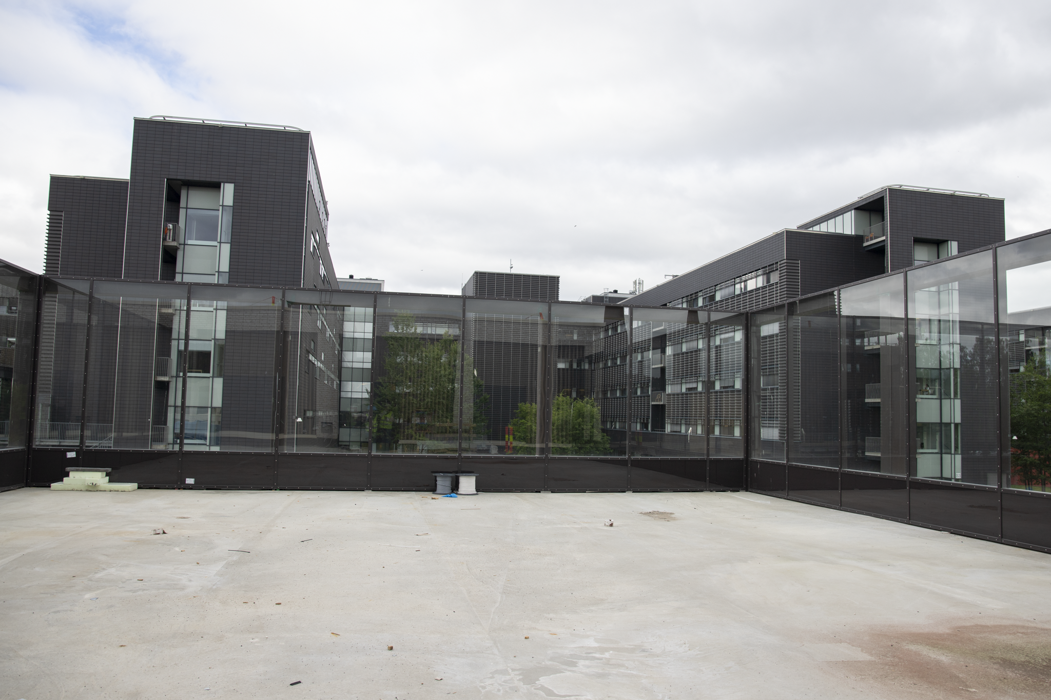 En bygning med glassvegger