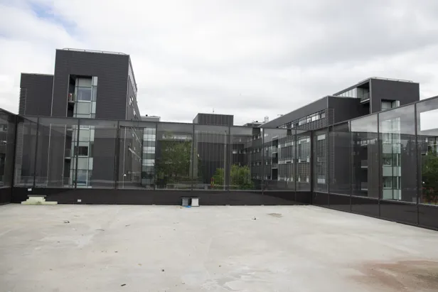 En bygning med glassvegger