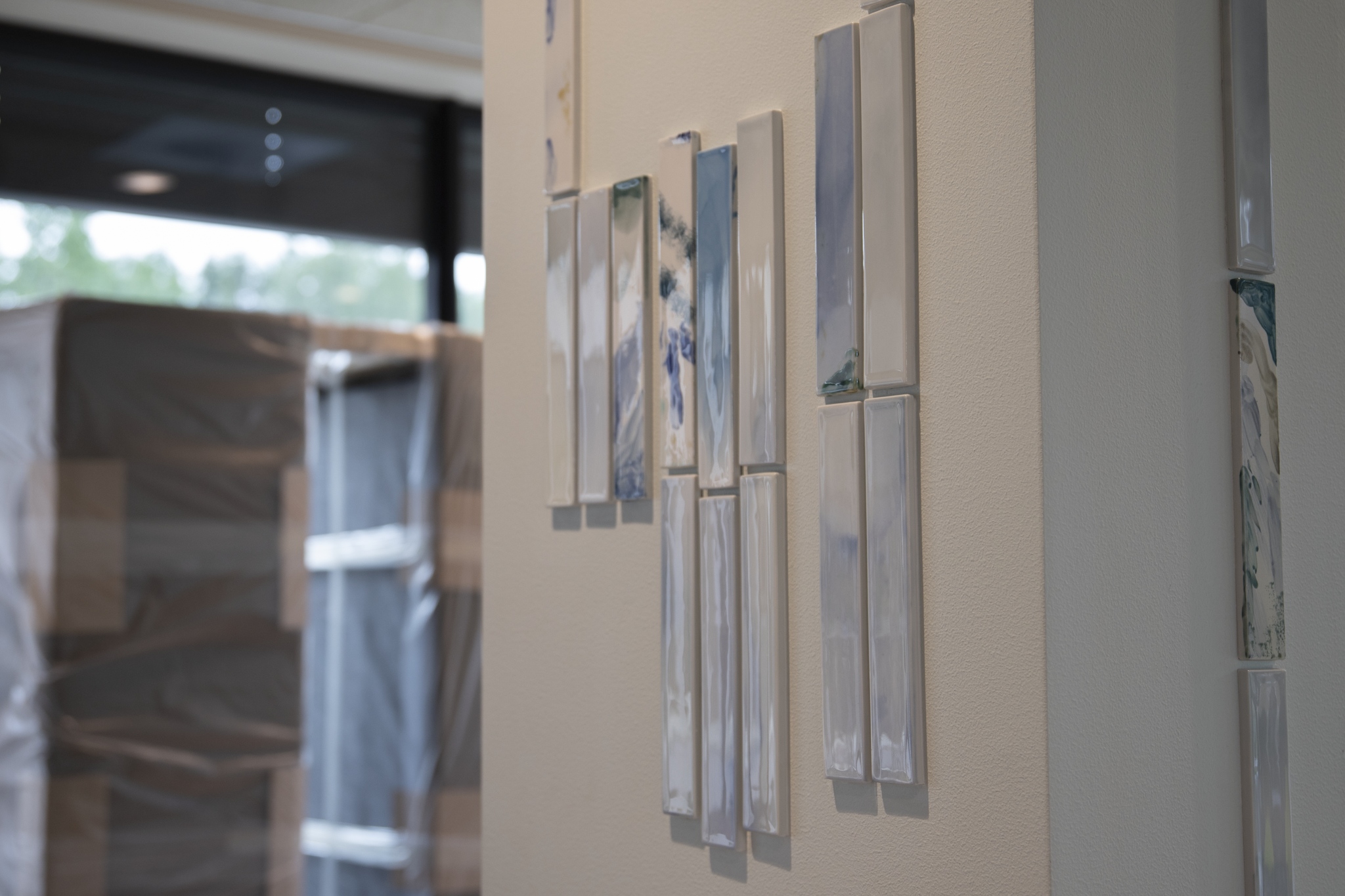 En vegg med bilder på