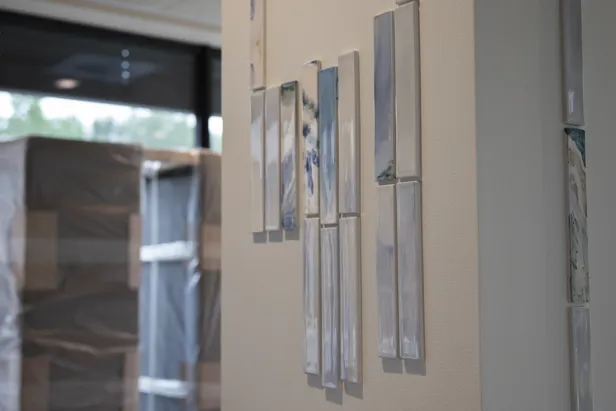 En vegg med bilder på