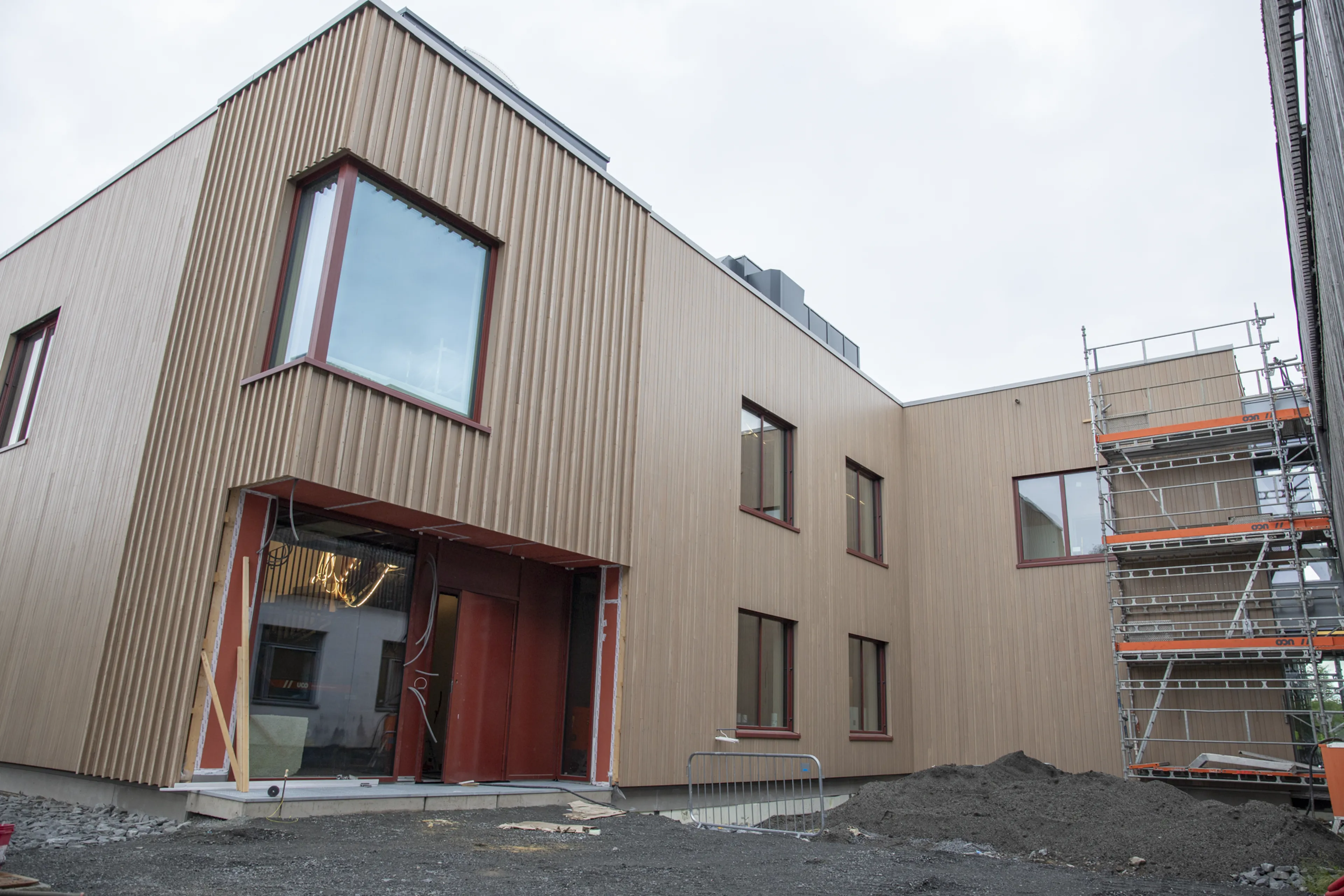 En bygning med en stige foran