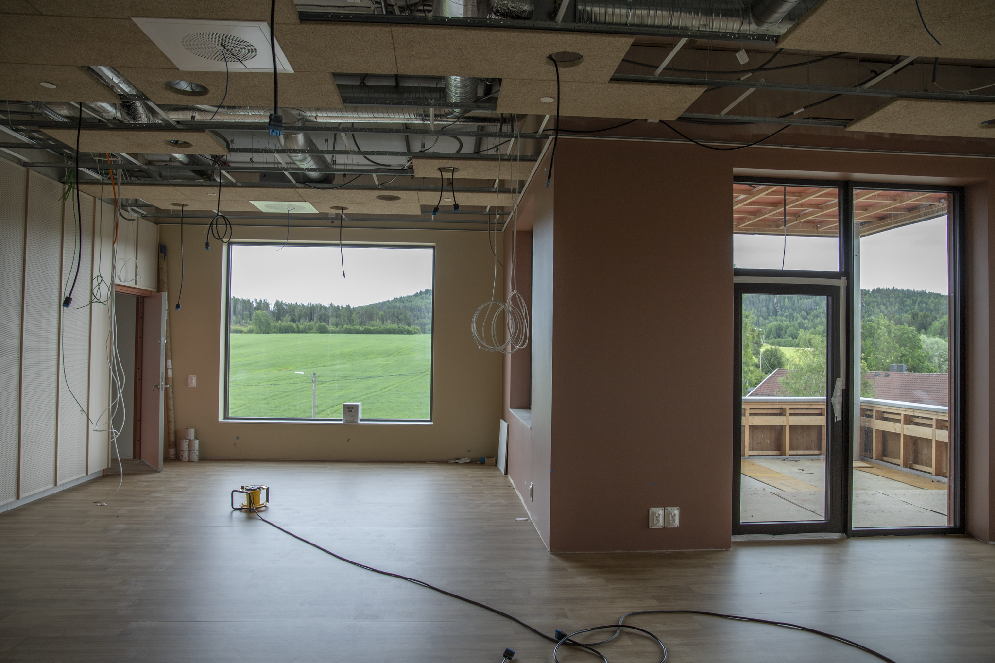 Et rom med store vinduer