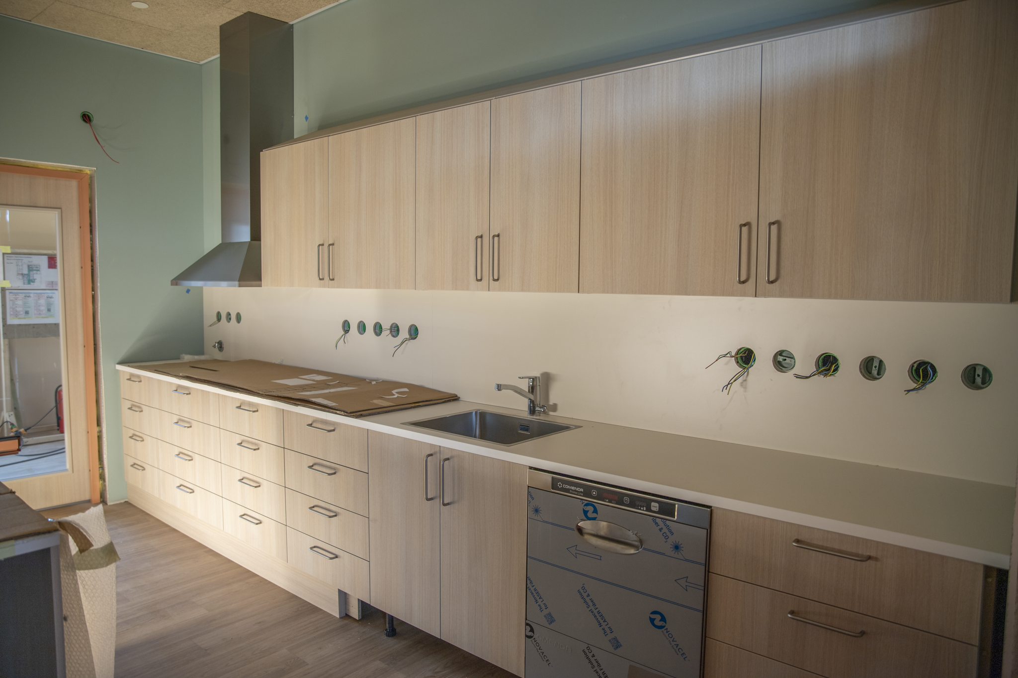 Et kjøkken med treskap