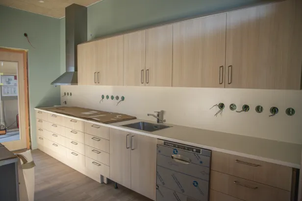 Et kjøkken med treskap