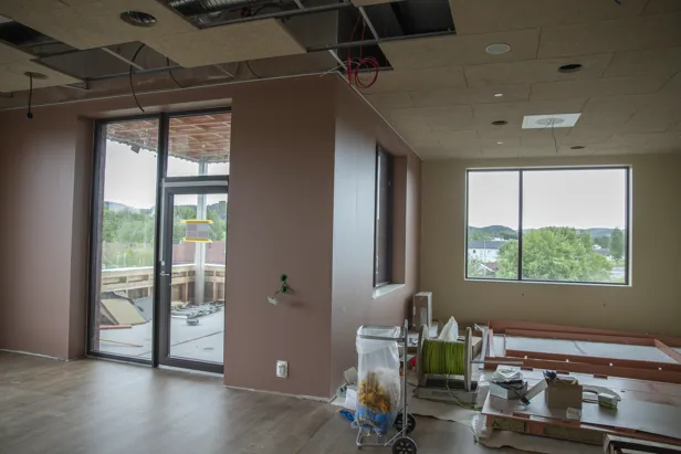 Et rom med en glassdør og et bord med en kurv og en kurv med gjenstander på