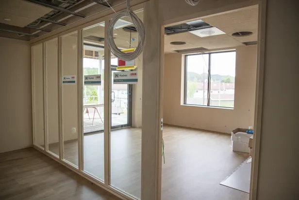 Et rom med glassdører