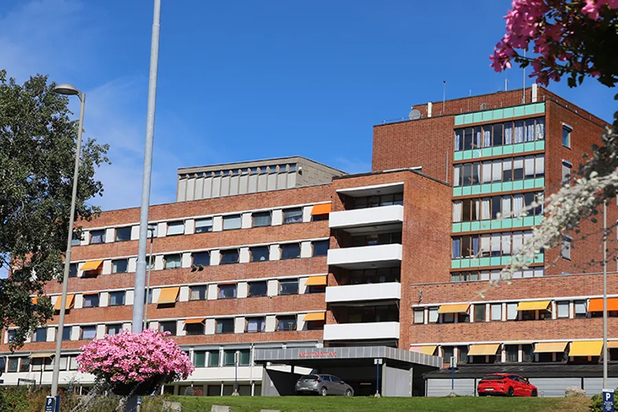 En bygning med biler parkert foran