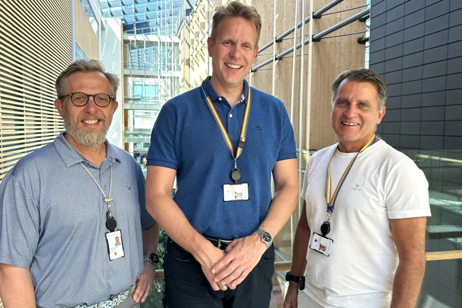 En gruppe menn som poserer for et bilde