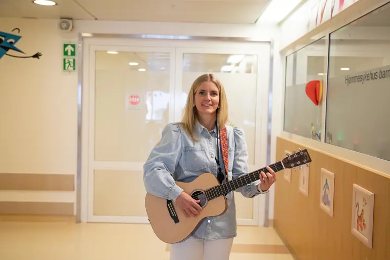 En person som holder en gitar