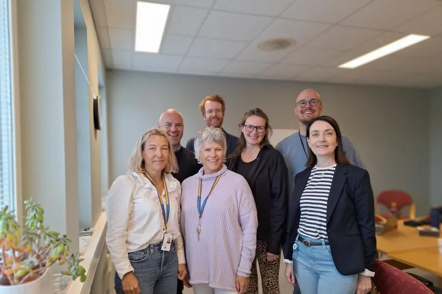 En gruppe mennesker som poserer for et bilde