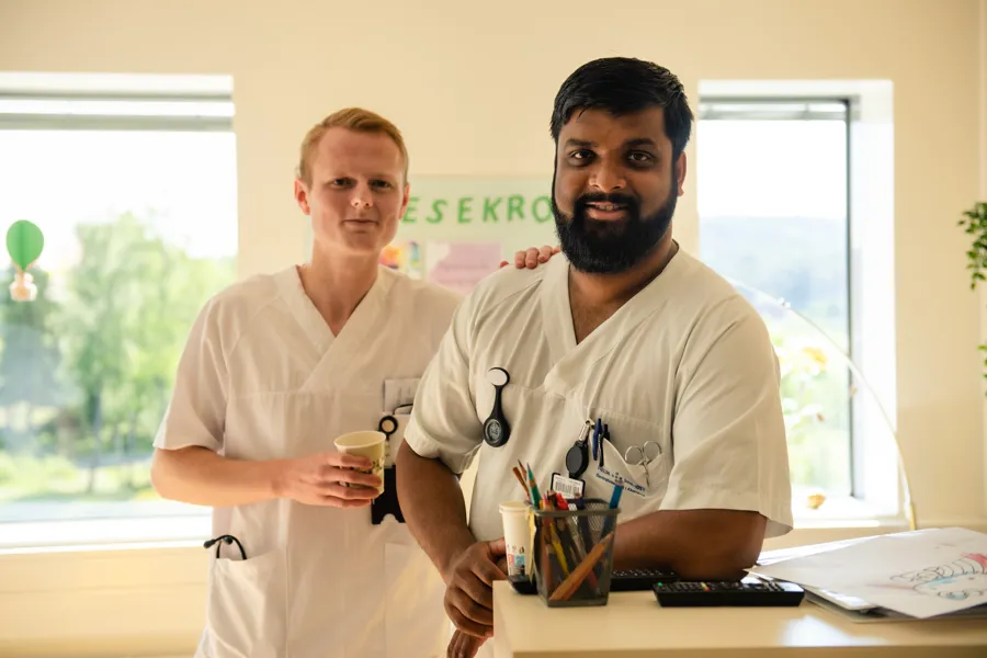 En mann og en kvinne som holder kaffekopper