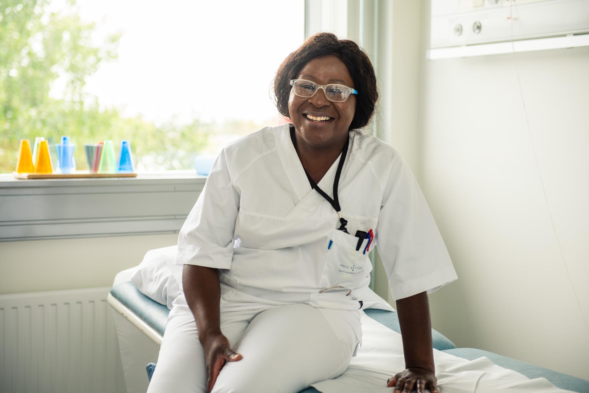 En person som sitter på en seng