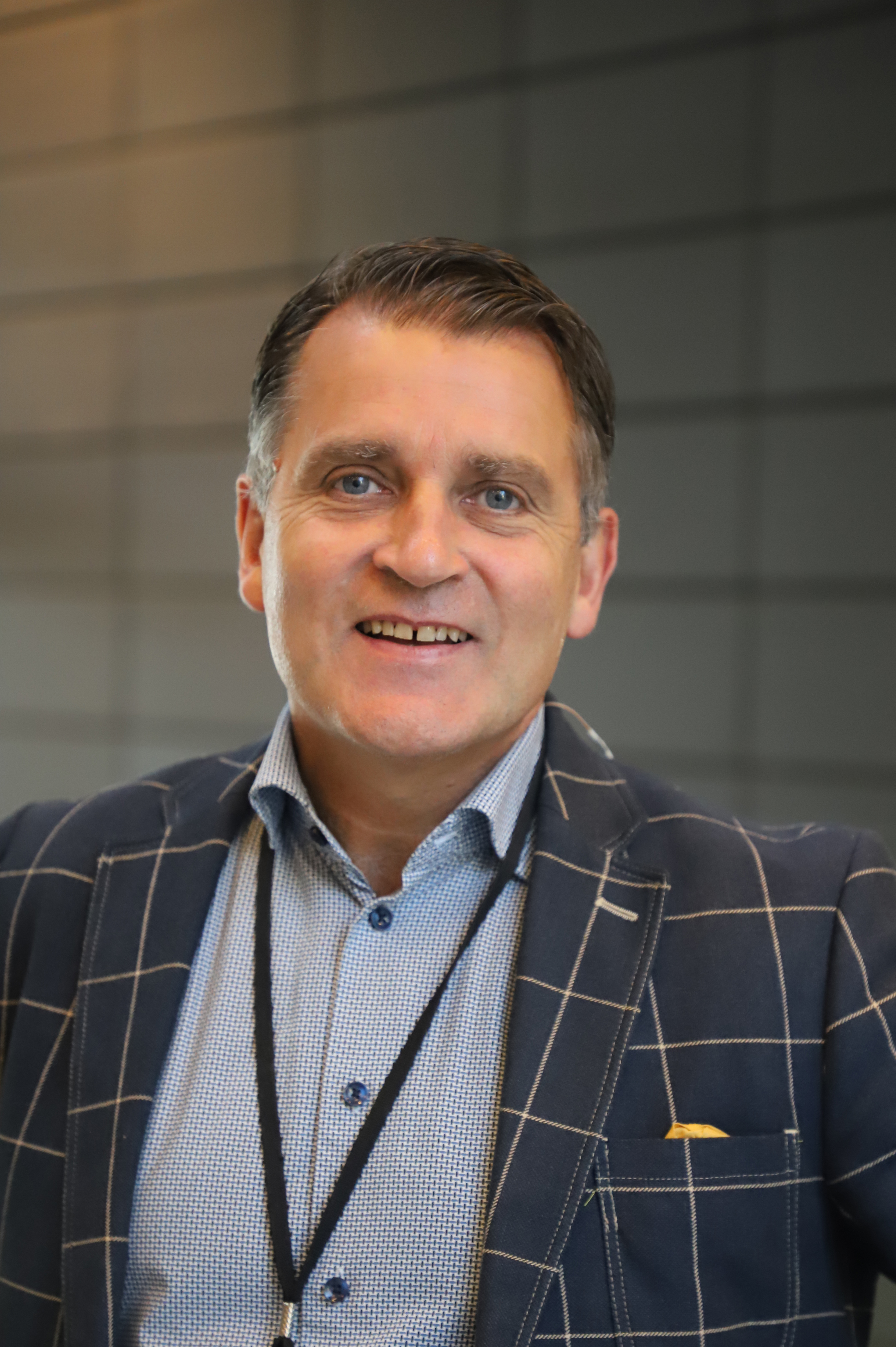 En mann som smiler til kameraet