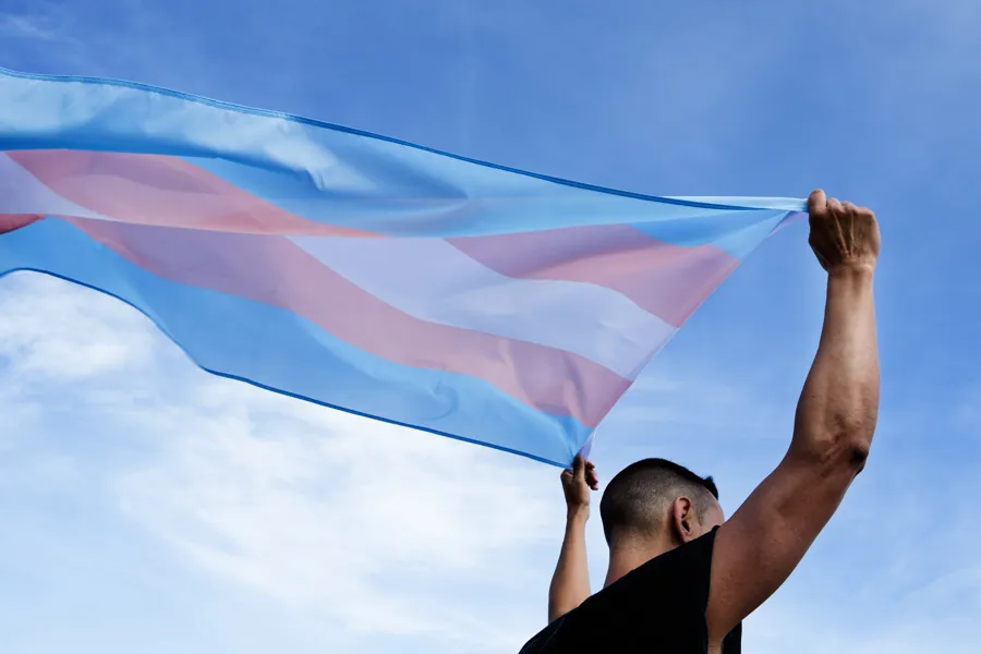 transflagg som vaier i vinden