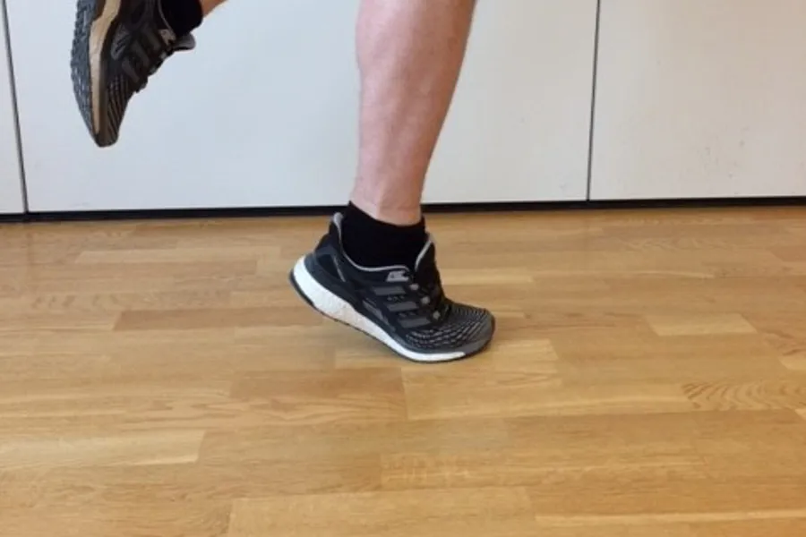 En persons ben og sko