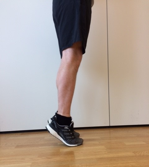 En persons ben og sko