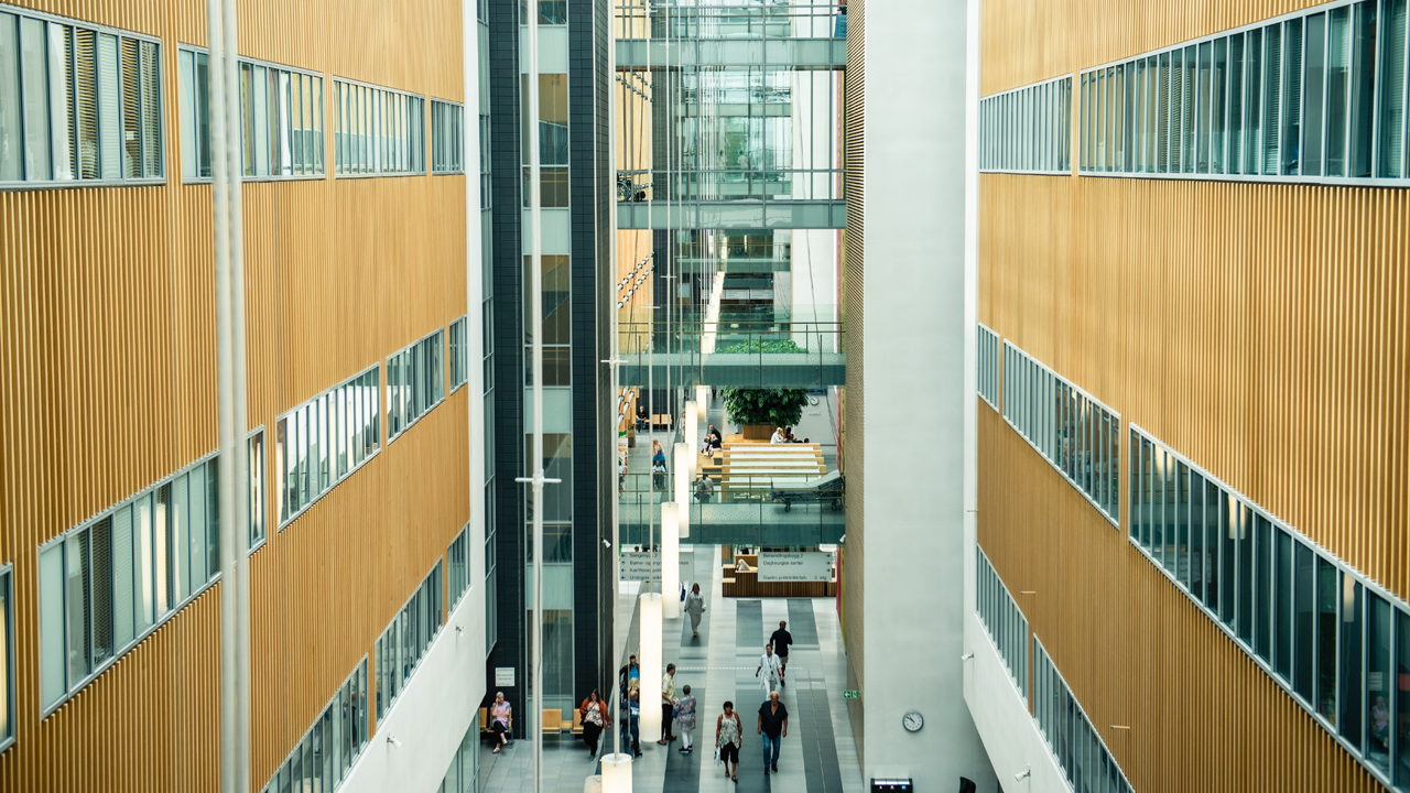 Mennesker som går i en bygning