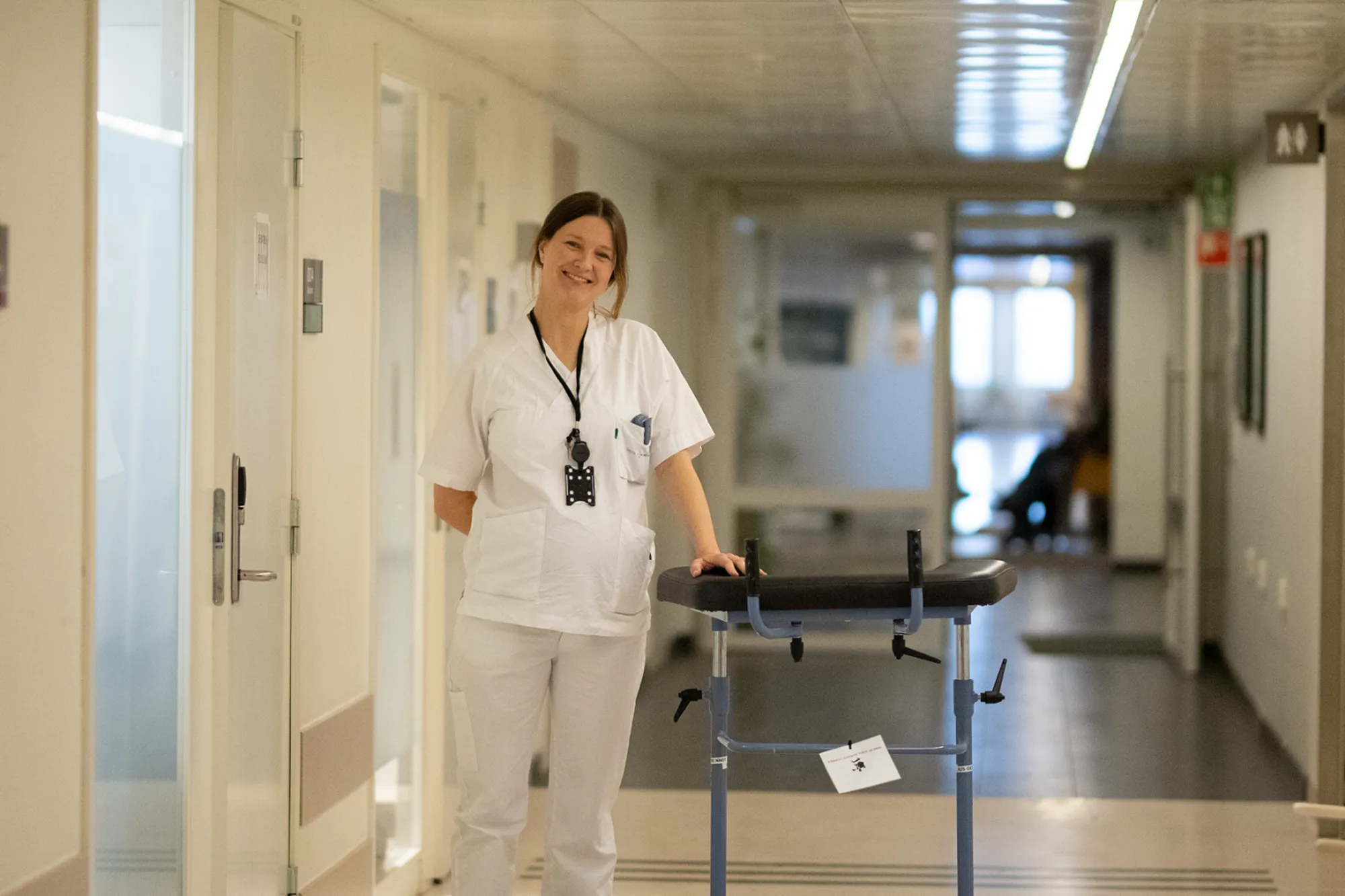 En kvinnei hvit frakk