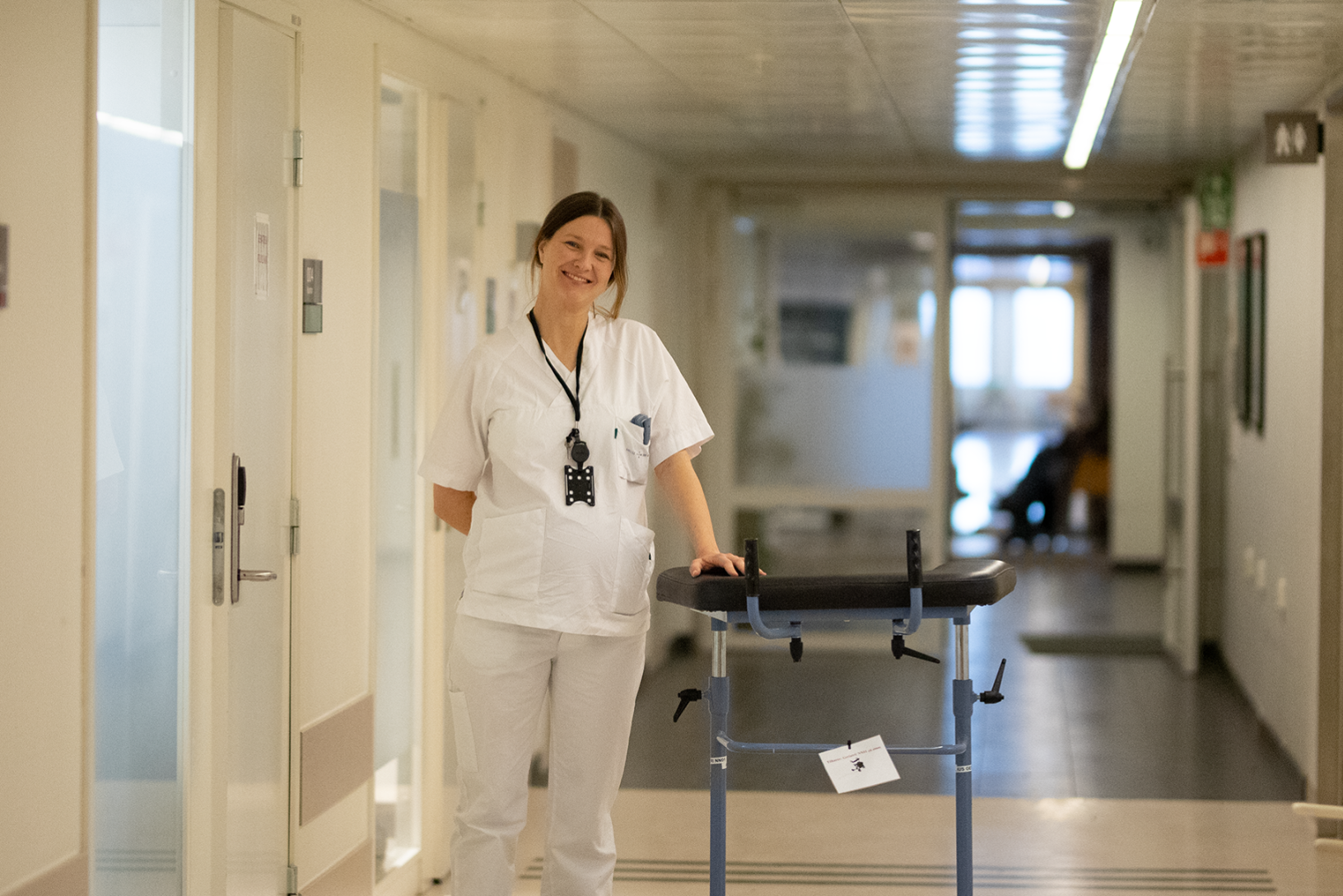 En kvinnei hvit frakk
