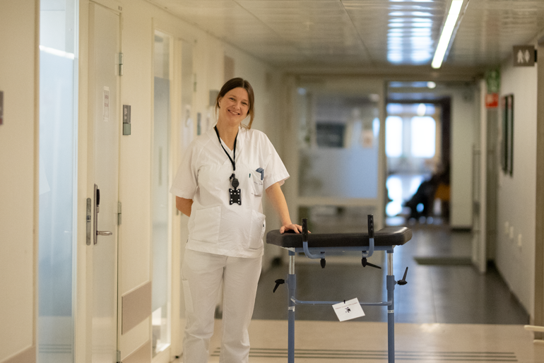 En kvinnei hvit frakk