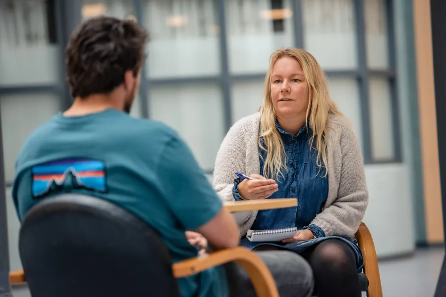 En mann og en kvinne som sitter i stoler