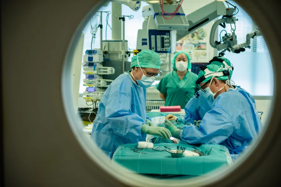 En gruppe kirurger som utfører kirurgi