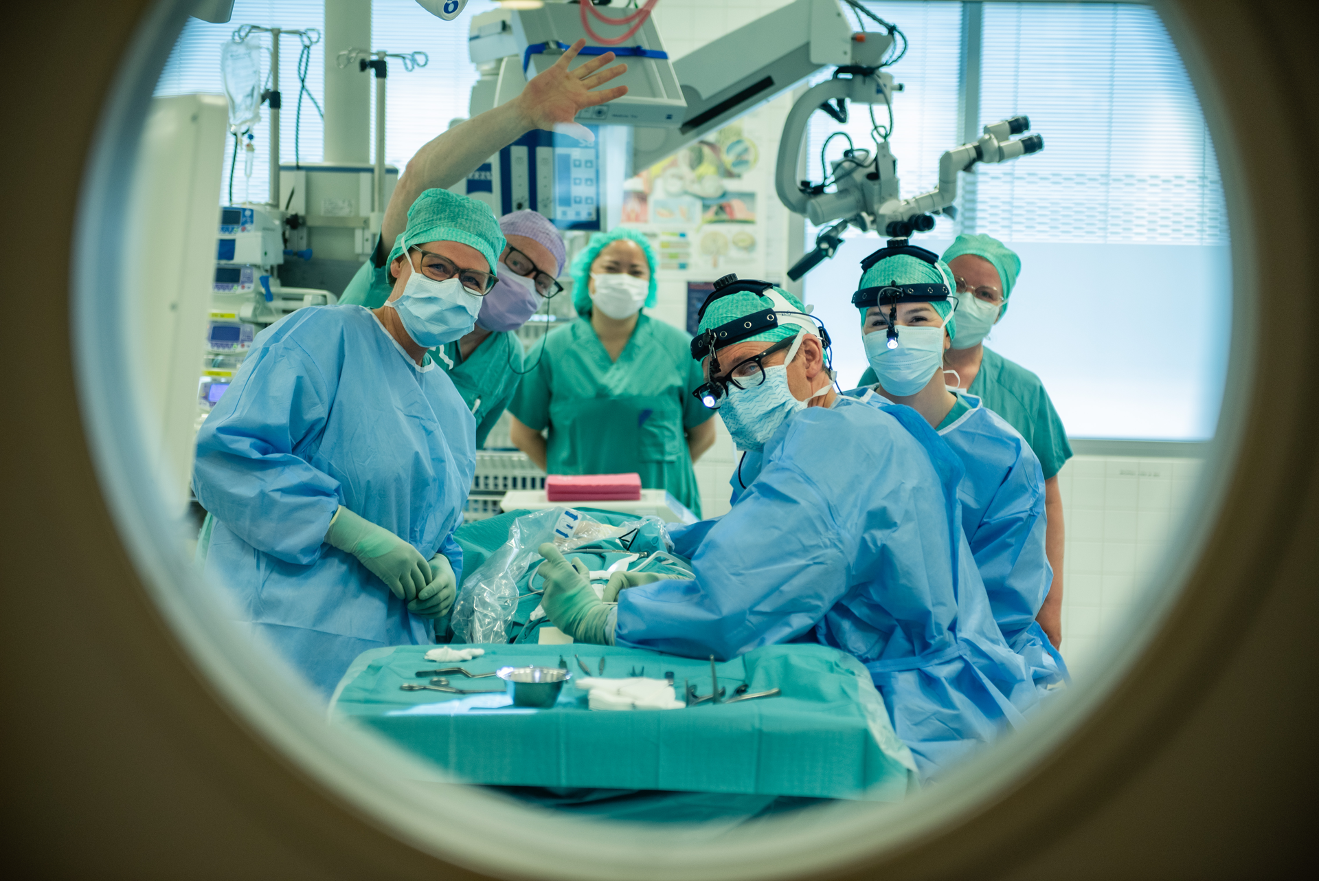 En gruppe kirurger i et rom