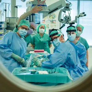 En gruppe kirurger i et rom