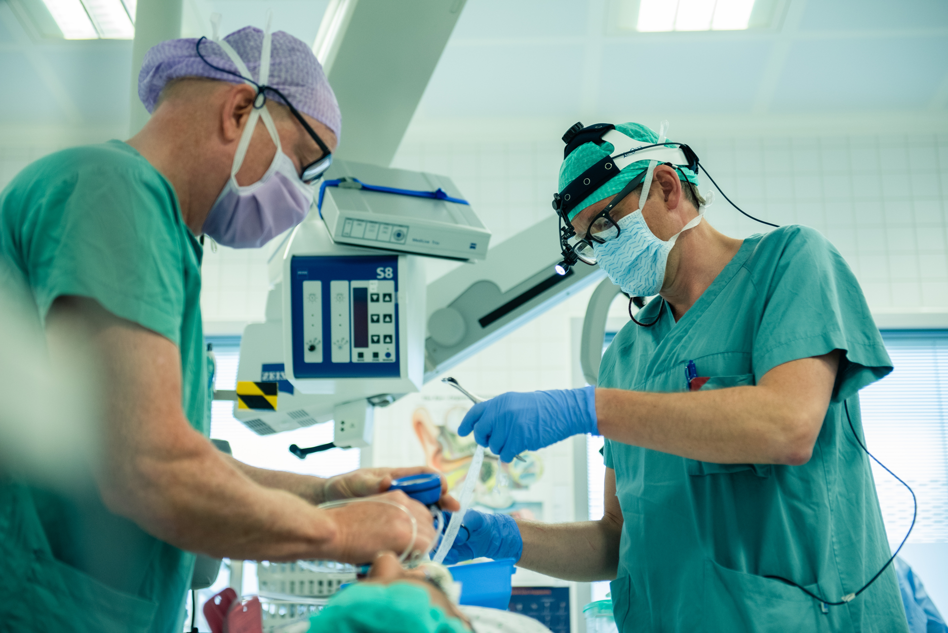 Leger som utfører et eksperiment