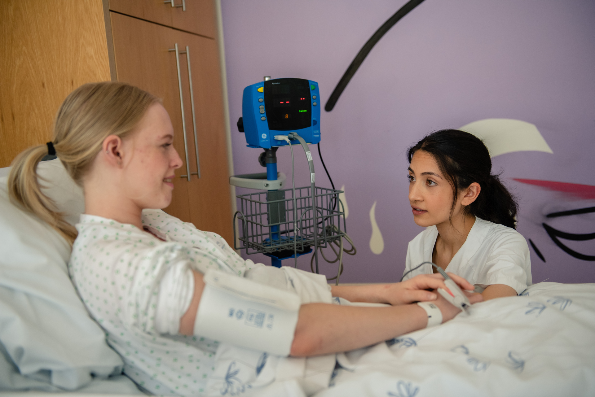 En lege som tar seg av en pasient