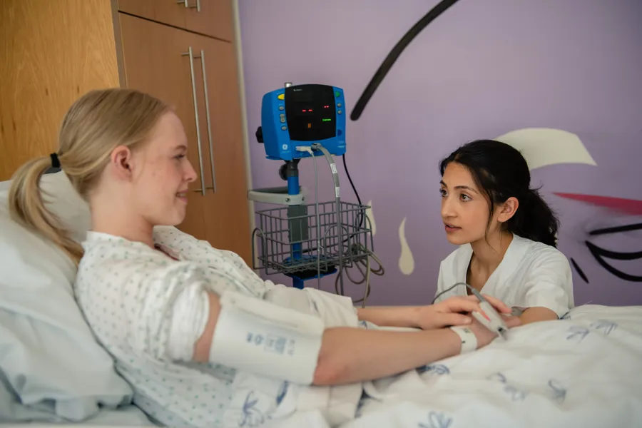 En lege som tar seg av en pasient