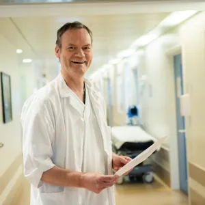 En mann som holder en vogn