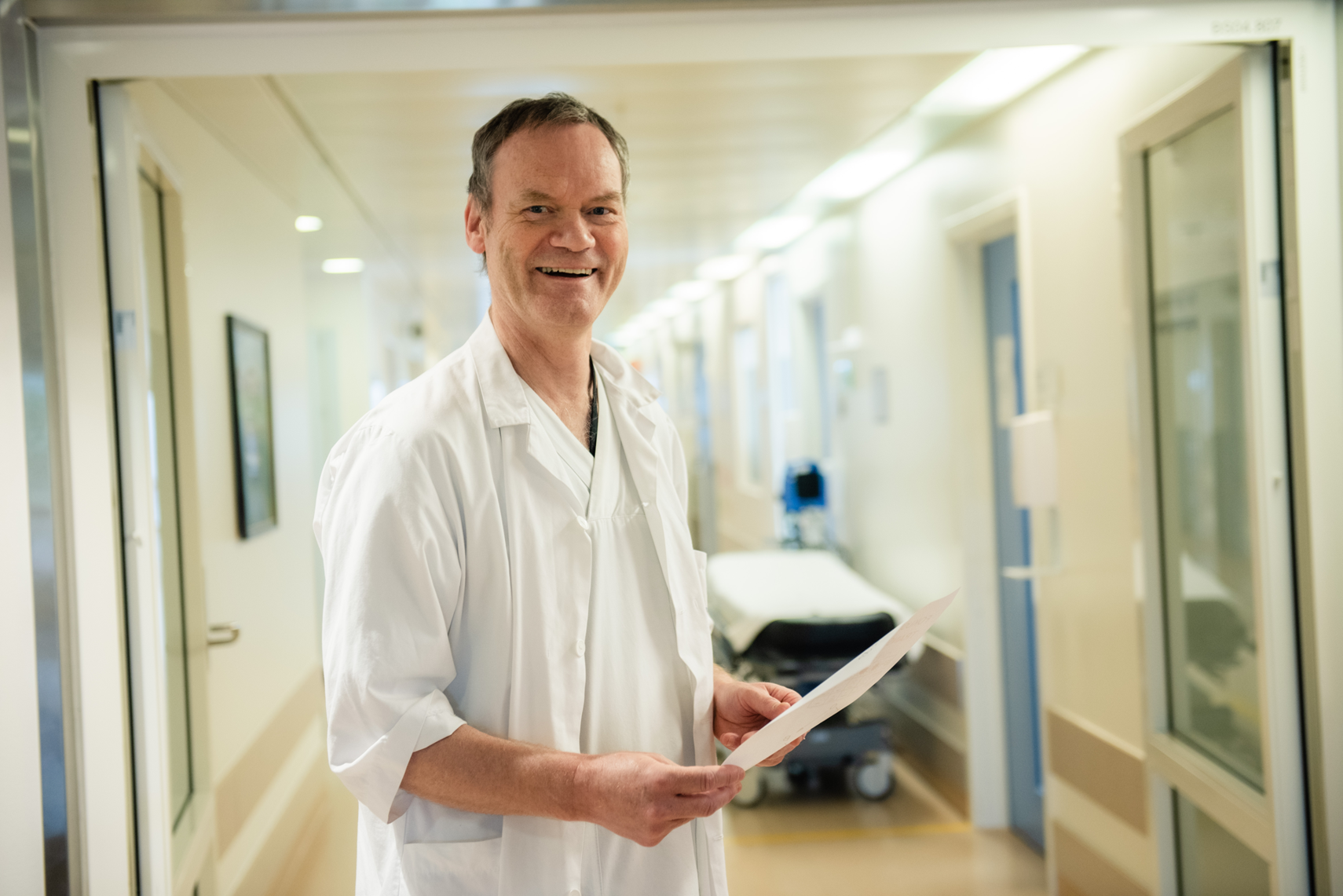 En mann som holder en vogn