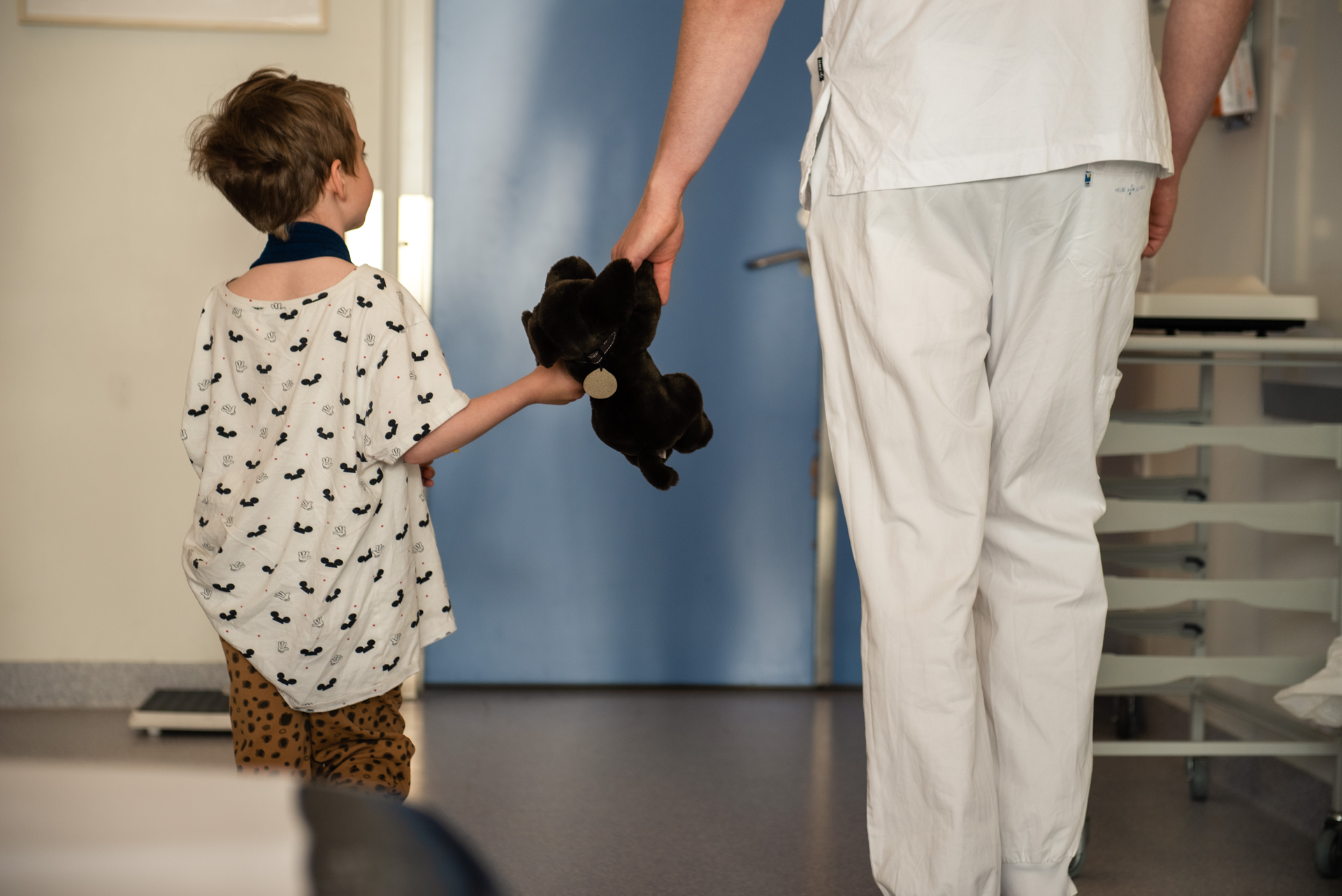 En mann og et barn som holder hender