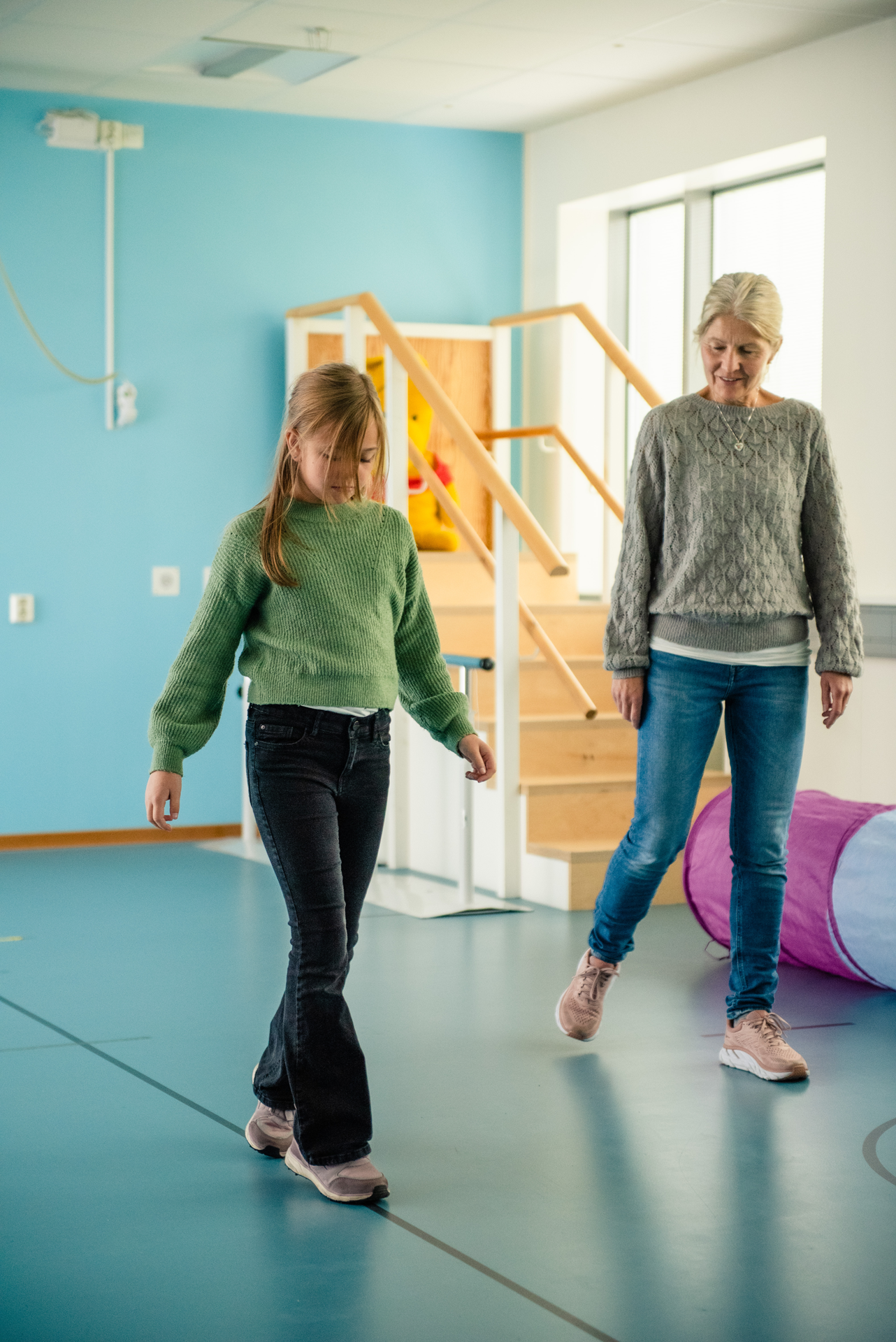 En kvinne som står ved siden av en kvinne i et rom