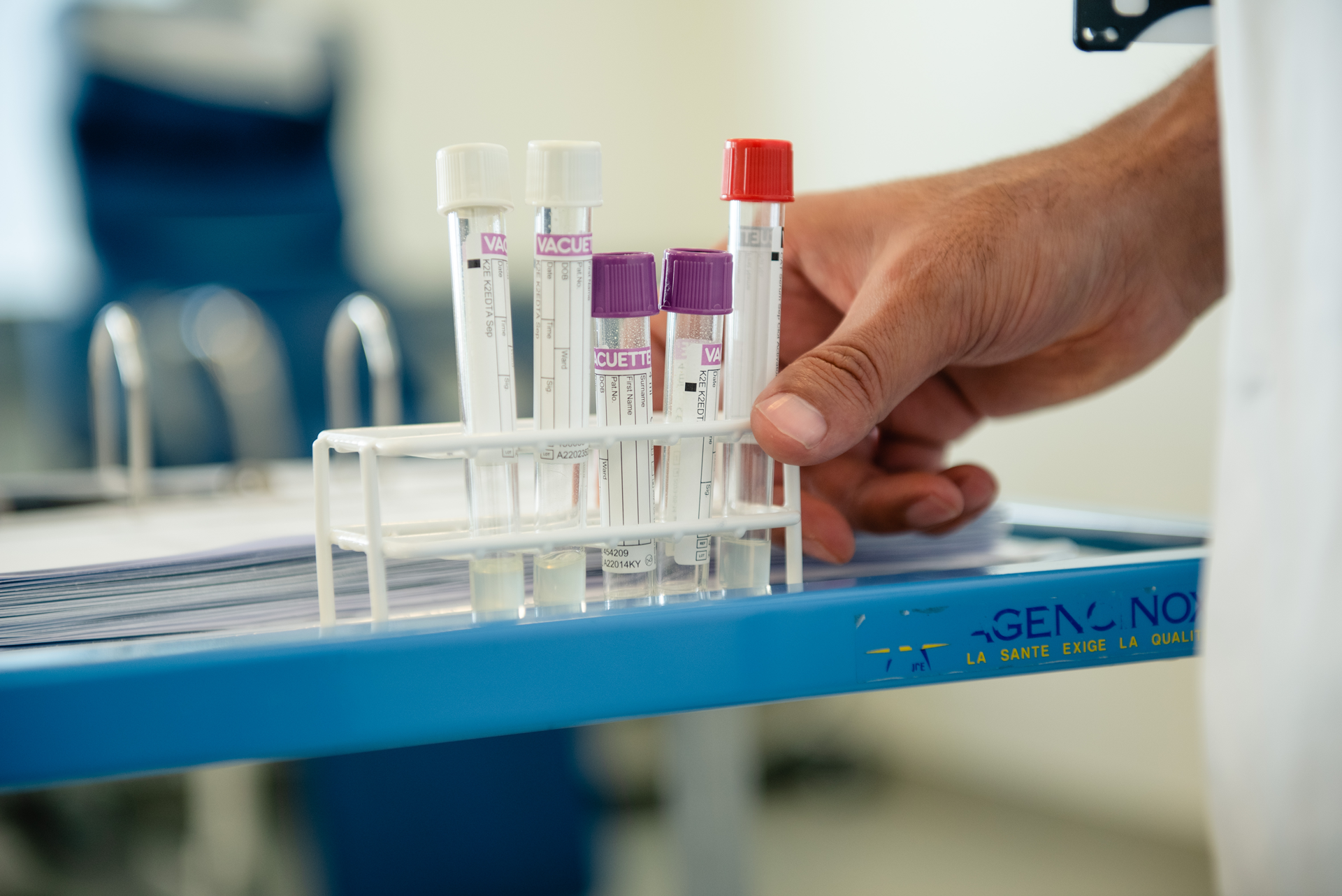 En hånd som holder et rør med medisin